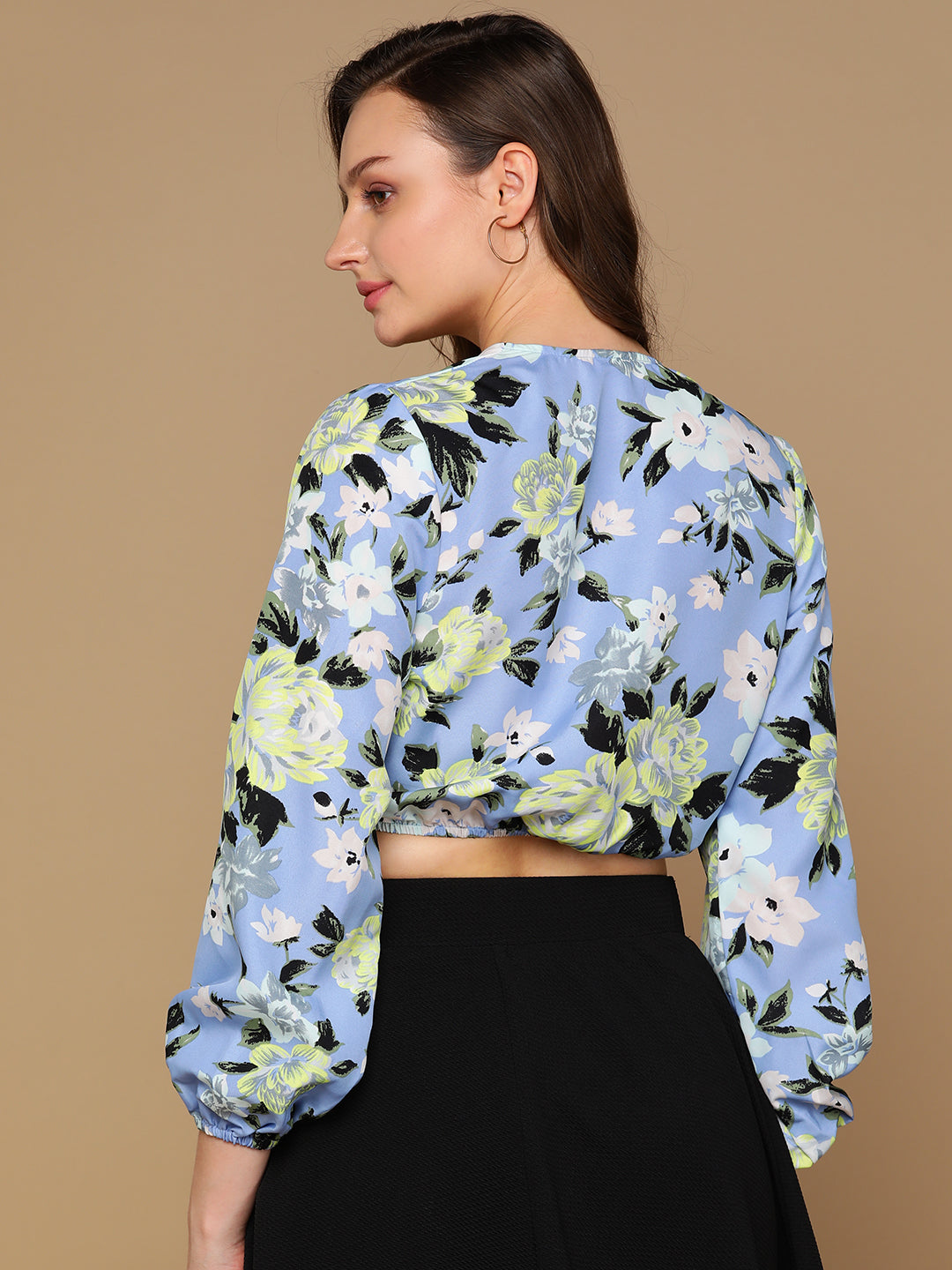 Women's Blue Floral Twist-Front Crop Top with Long Sleeves – Trendy Summer Blouse